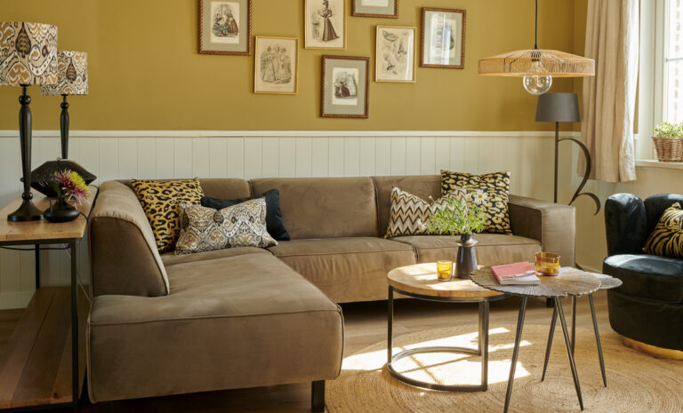 hoekbank met tafeltjes huis 5 april 2023