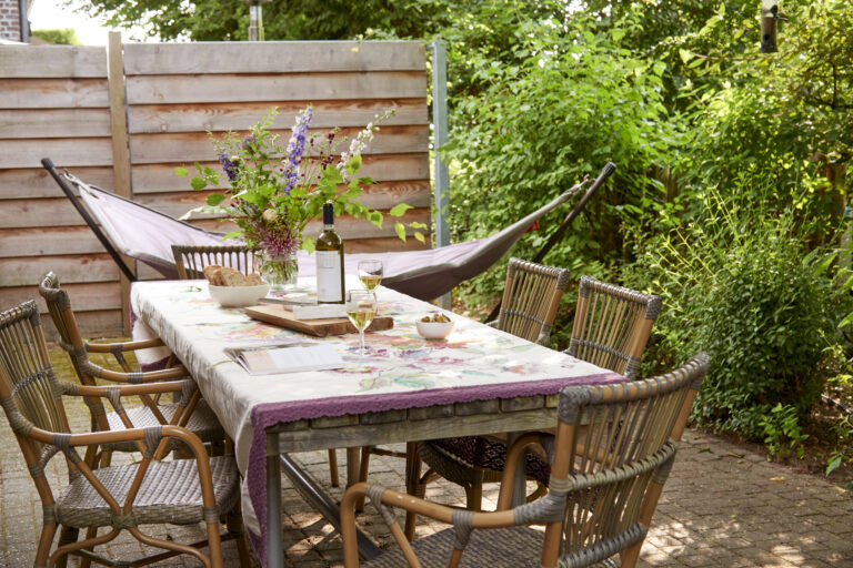 terras en tuintafel_ 5 en 6 met hangmat